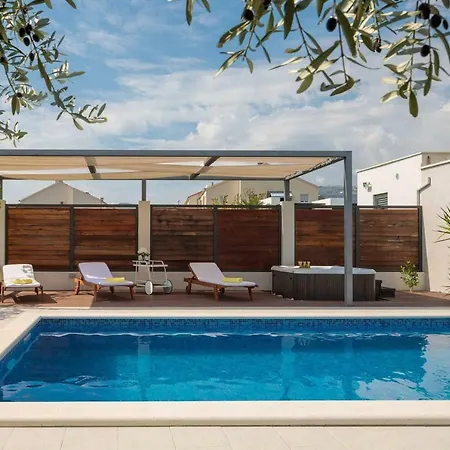 Greta Villa Kastela